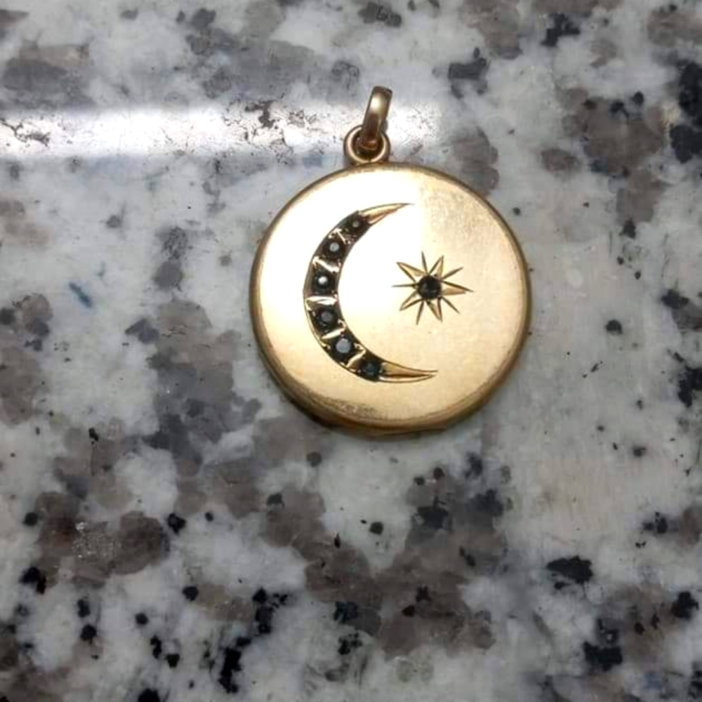 Gold picture charm with cuban